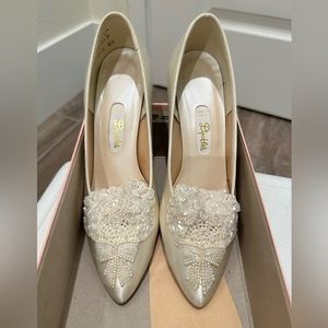 Bridal Shoes, vintage from 1992, worn once, size 6.5, very comfortable.